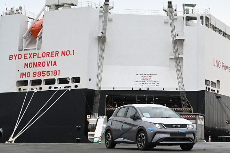 Kineski brod jučer je u njemačkoj luci istovario tisuće električnih automobila! Nijemci užasnuti:"Kinezi nam objavljuju rat!"