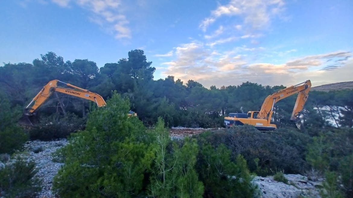 Teškom mehanizacijom počupao šumu na otoku Krku