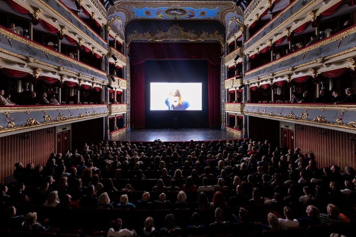 Ideja za kišnu nedjelju: Premijera filma "Pamtim samo sretne dane" u splitskom teatru!