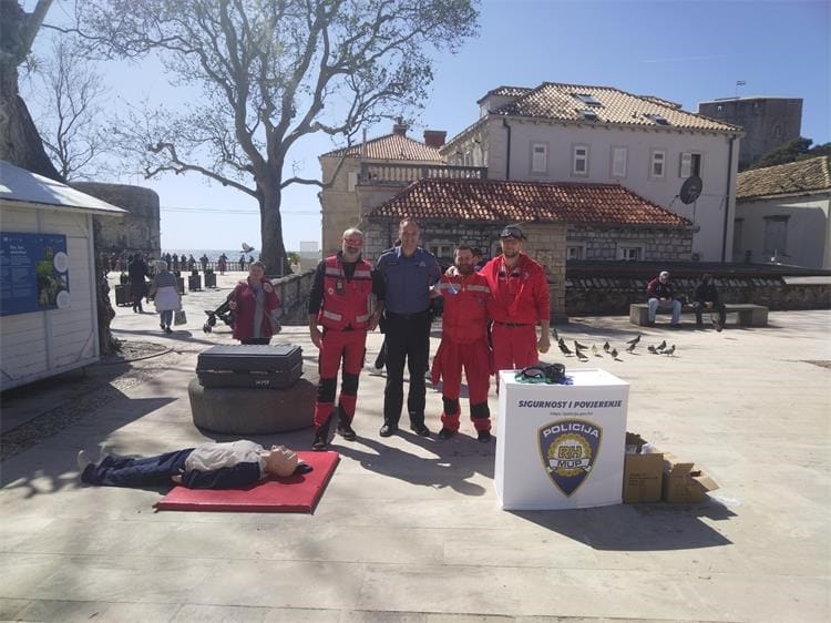 Prometna policija s djelatnicima hitne medicinske pomoći građanima u Dubrovniku ukazala na važnost zlatnog sata