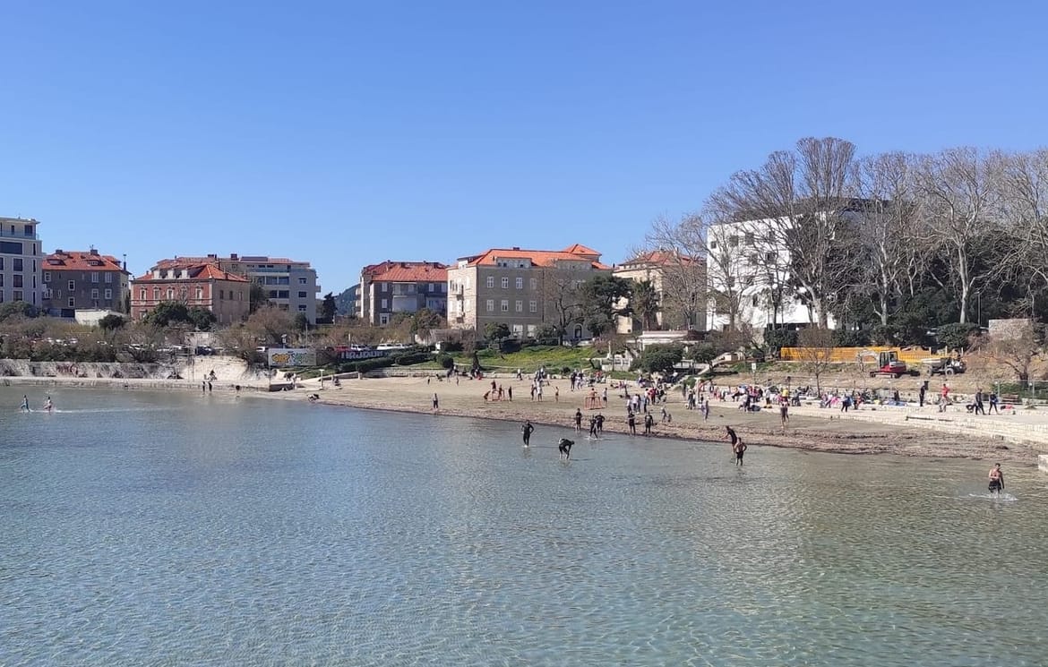 SPLIĆANI UPOZORAVAJU: "Najpoznatija plaža puna krhotina stakla!"
