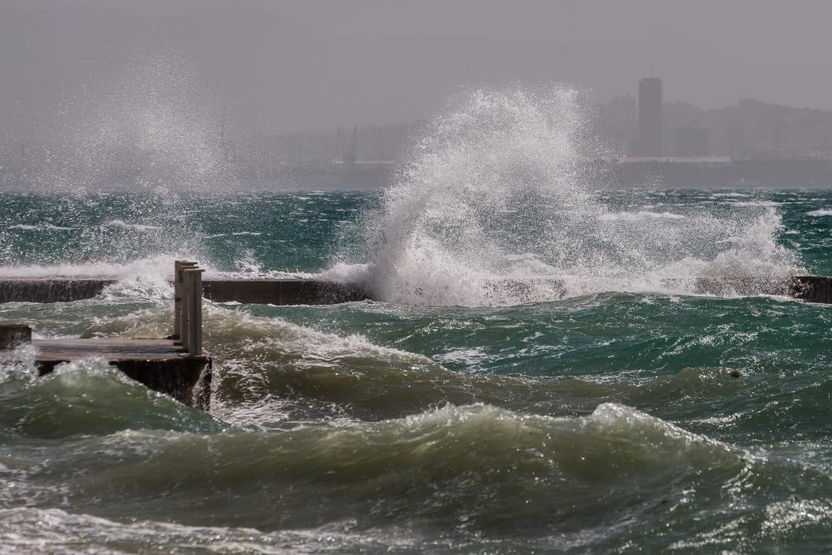 OLUJNO JUGO Otoci odsječeni, zbog saharskog pijeska smanjena vidljivost