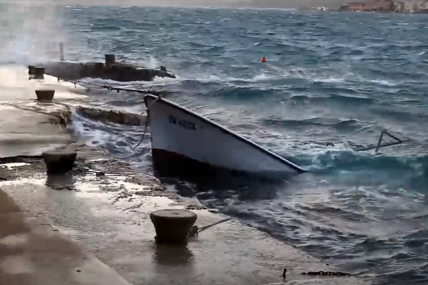 UPALJEN NARANČASTI METEOALARM Olujno jugo prekinulo je i neke brodske linije