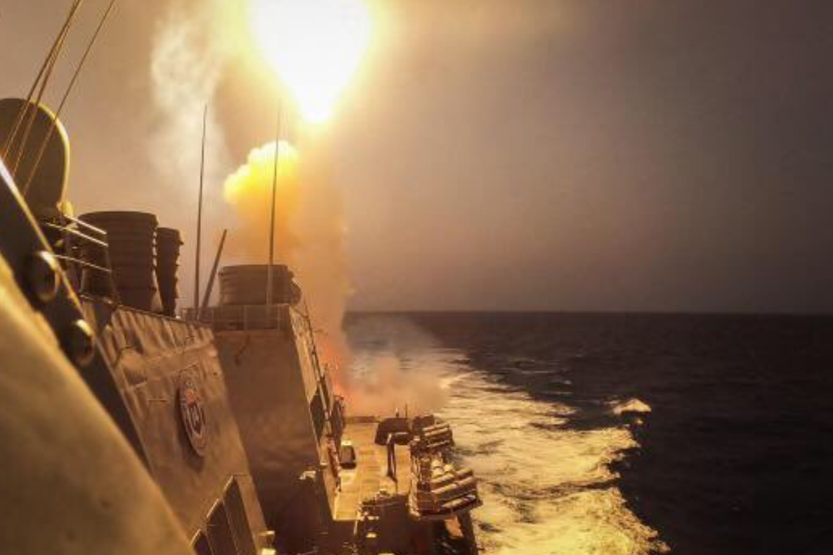 Žestoko na obalama Crvenog mora - SAD i Velika Britanija udarili po jemenskim lučkim gradovima