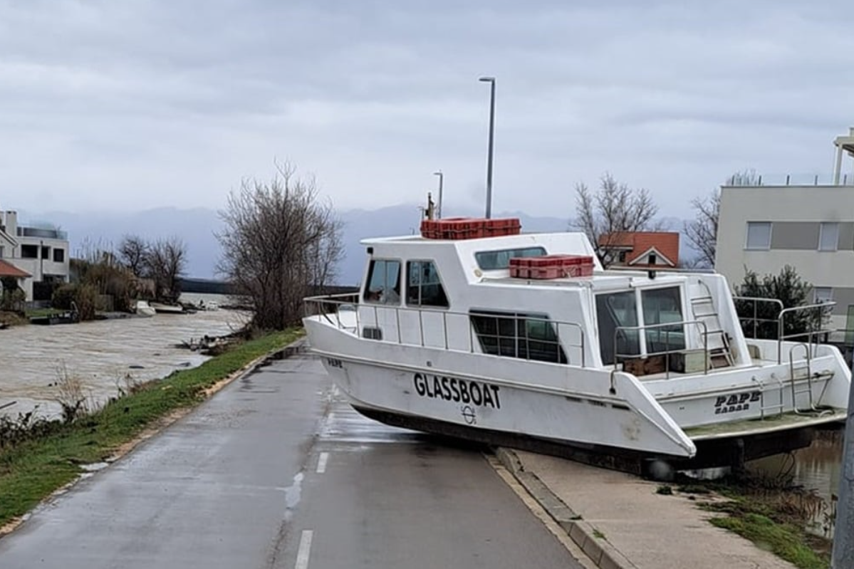 Brod koji se jučer nasukao na cestu u Ninu još stoji na istom mjestu