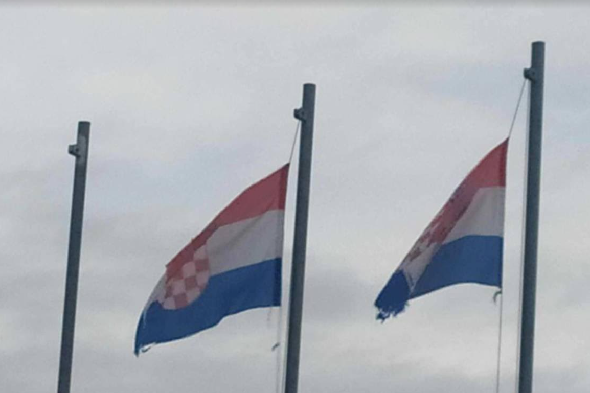 LIJEPA NAŠA POKIDANA Na odmorištu Krka zastave izgledaju užasno, a odgovorni kažu: "Kriva je bura!"