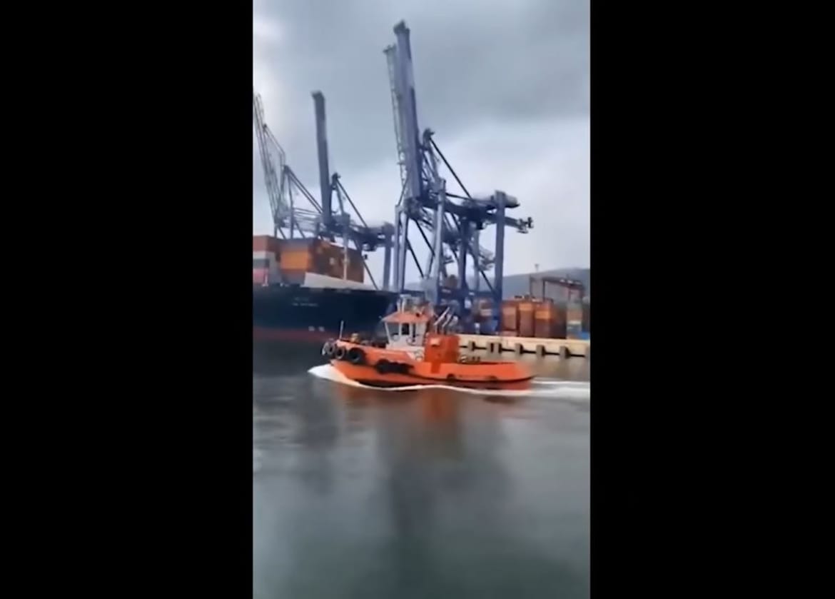 VIDEO Kontejnerski brod naletio na dizalice u turskoj luci - Od siline udarca ih odmah prevrnuo