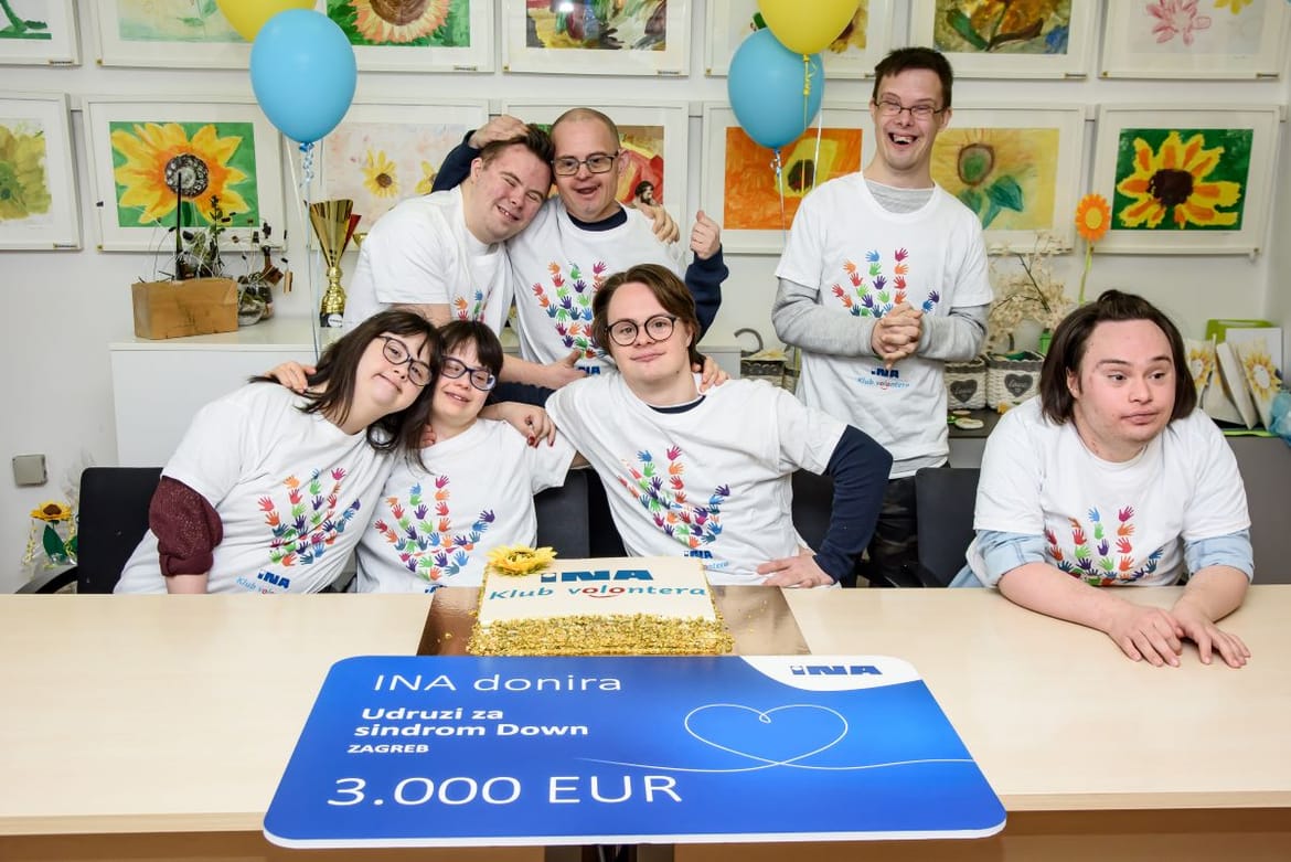 INA nosi šarene čarape