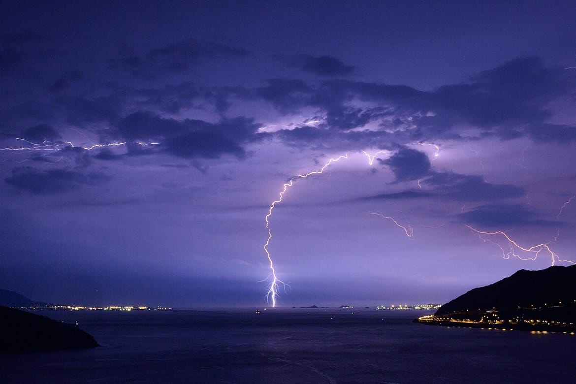 Zbog nevera i naleta vjetra vrijeme može biti opasno duž cijelog Jadrana