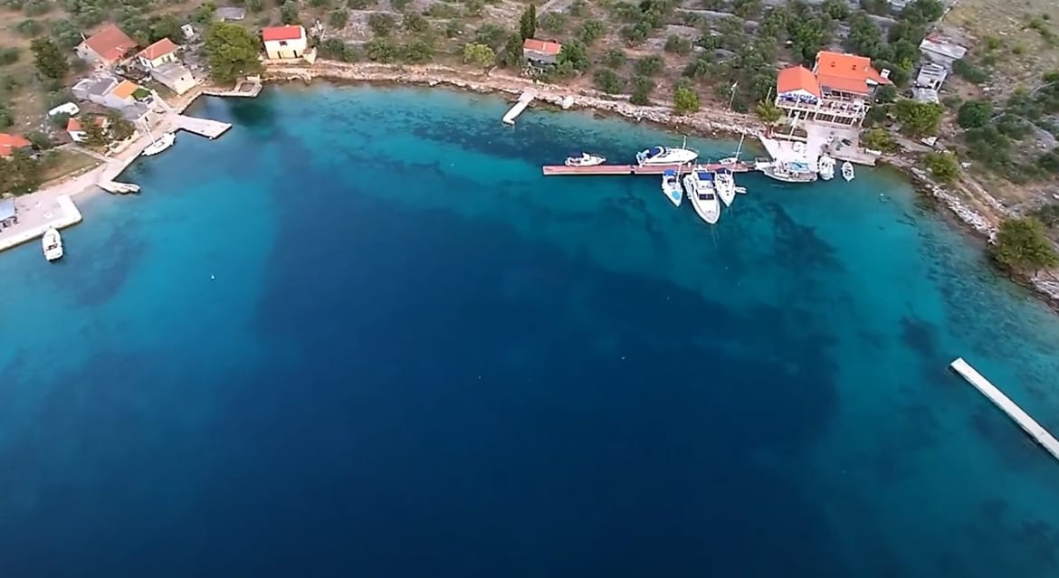 Javila se odvjetnica Općinskog vijećnika u Murteru: "Nije točno da on gradi ilegalno nautičko privezište na Žutu, nego njegov otac!"