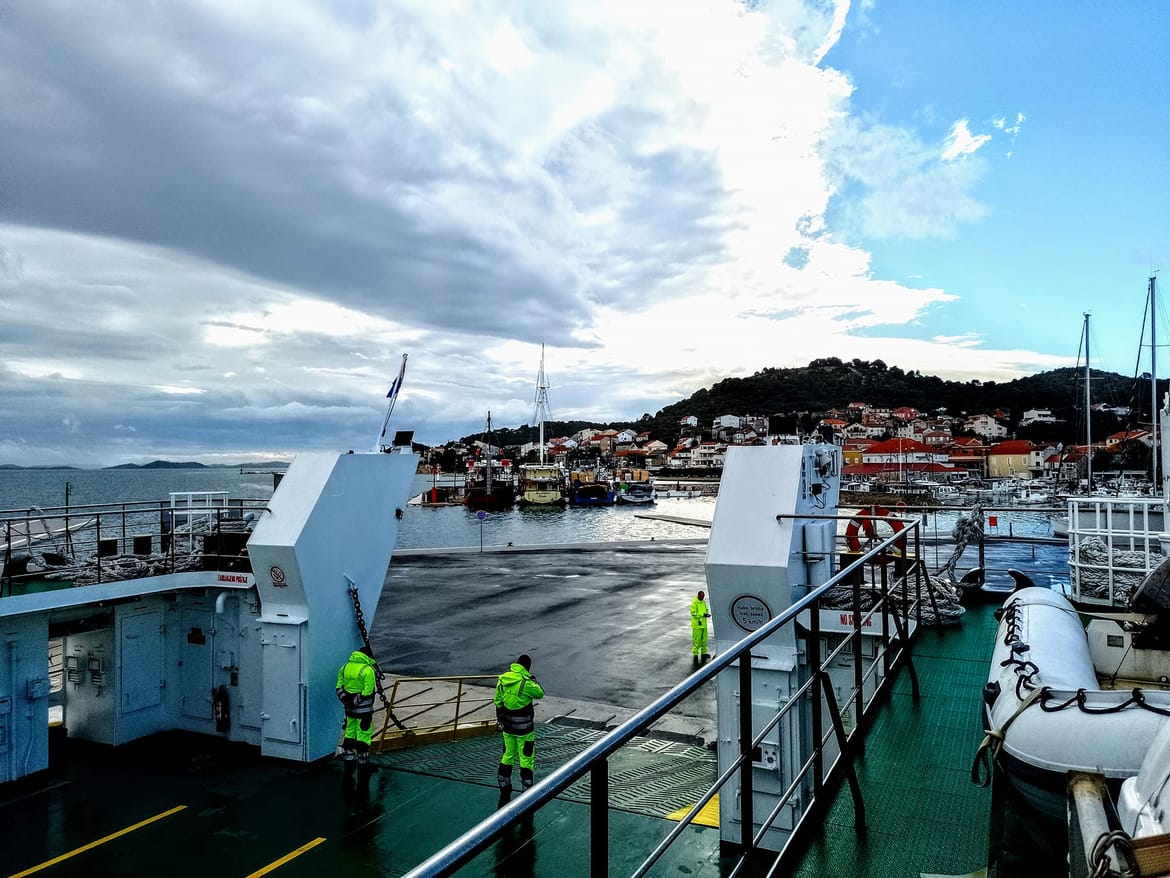 STIŽE ZAMJENA ZA IZGORJELI BROD Trajekt Otok Pašman plovi za Biograd