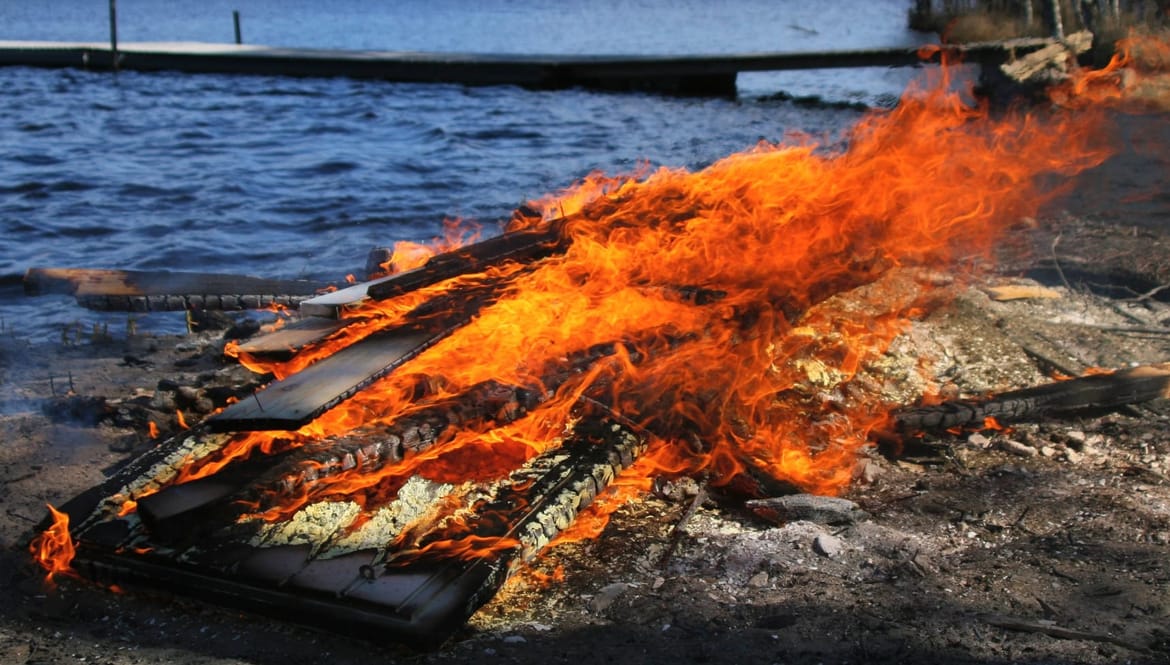 Šibenčanin palio drvenu građu, pa zapalio brod i automobil!