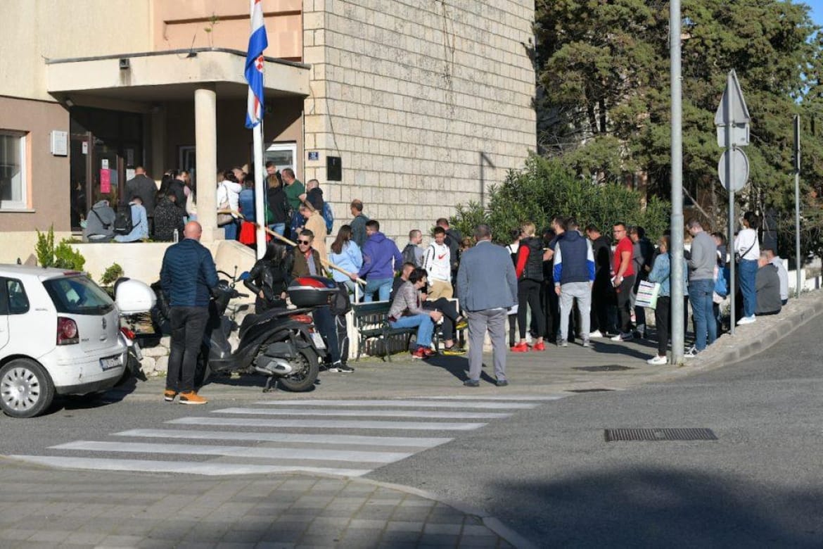 VELIKE GUŽVE PRED POLICIJSKIM POSTAJAMA Dolazi sezona a s njom i vrijeme radnih dozvola