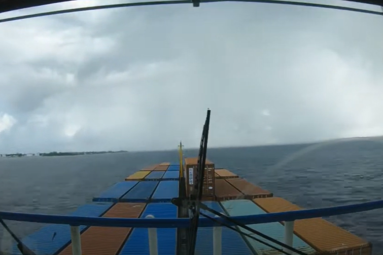 Herojski potez spriječio je udar ogromnog kontejnerskog broda u obalu Kajmanskih otoka