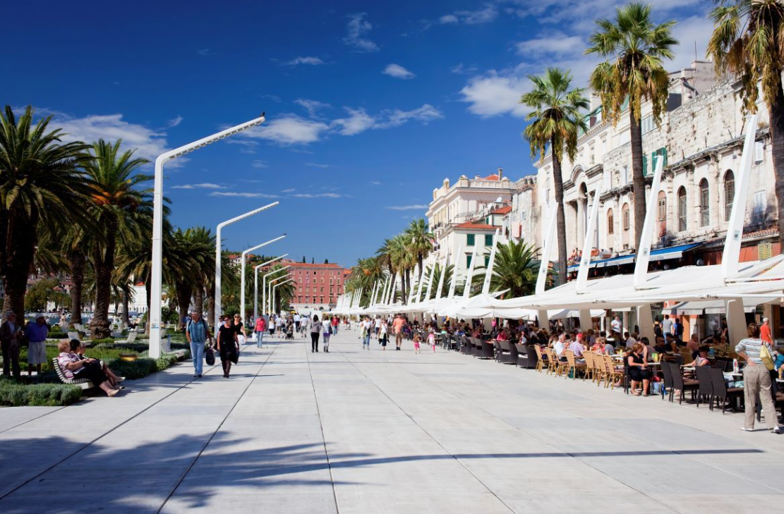 Šakama izudarao dvije žene na kavi na splitskoj rivi! Pokušao je pobjeći, no krenuli su za njim!
