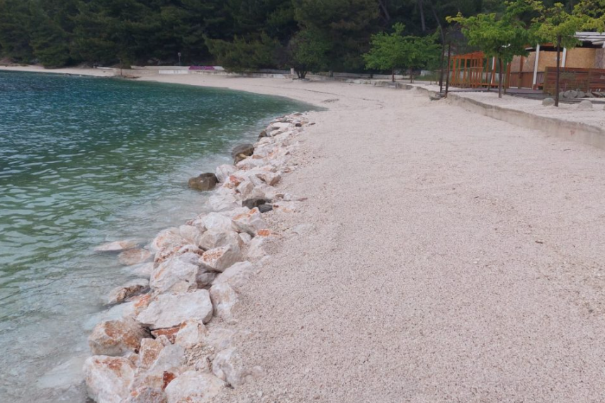 Na splitskim Kašjunima u more su nabacane tone ogromnih stijena!