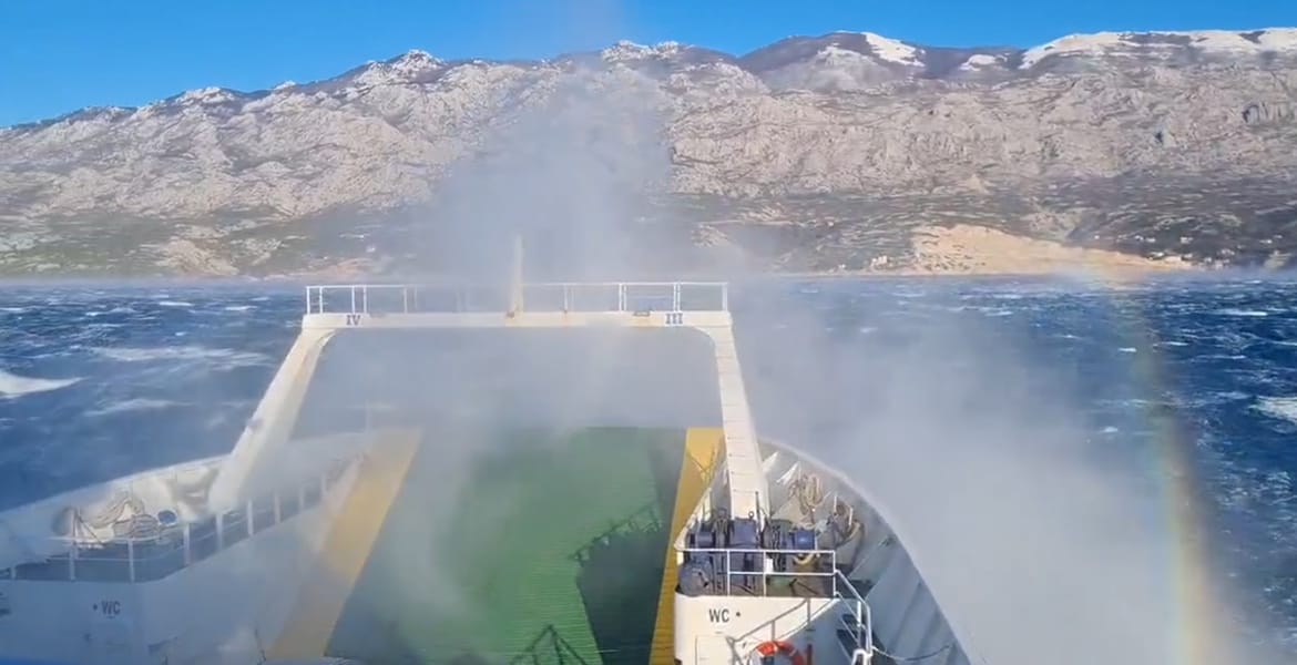 Upozorenje na jaku buru podno Velebita i u Kvarneru