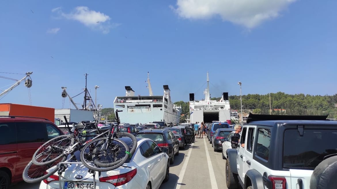 Velolučani pred sezonu zabrinuti: ‘Oliver‘ i ‘Korčula‘ još uvijek u škveru, a turista je sve više