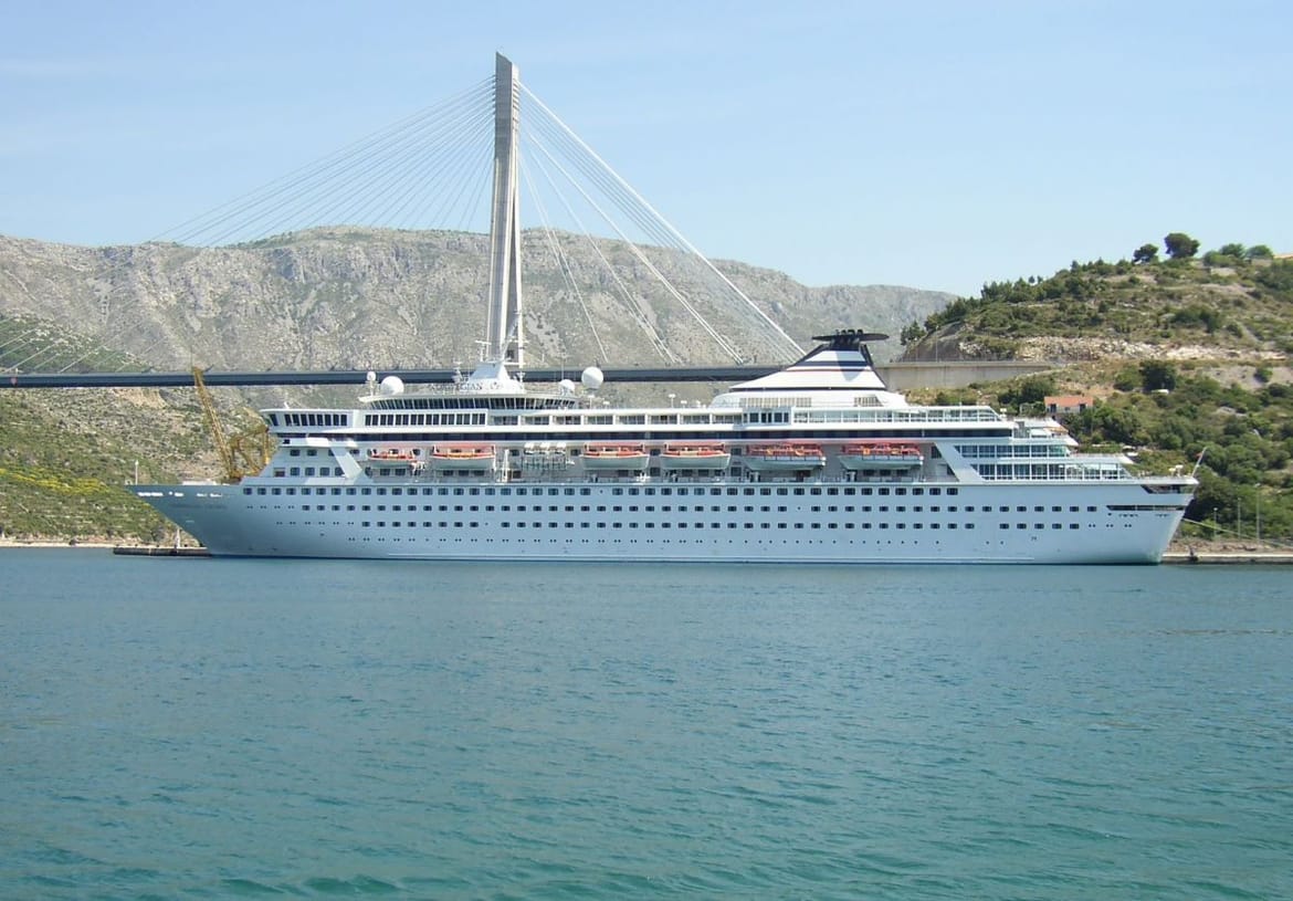 Plovio je rutom Titanica a u Dubrovnik je prvi put uplovio 12. listopada 1989.