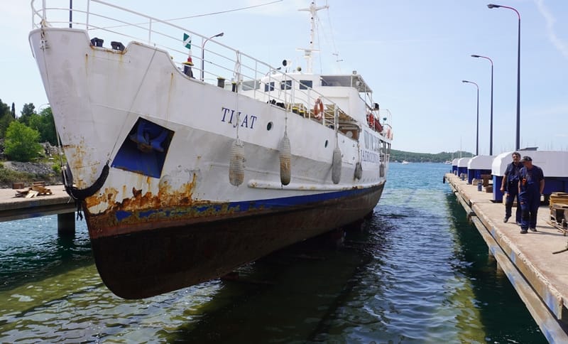 FOTO U Iskra brodogradilištu Šibenik počelo čišćenje broda Tijat i snimanje stanja u kojem se nalazi
