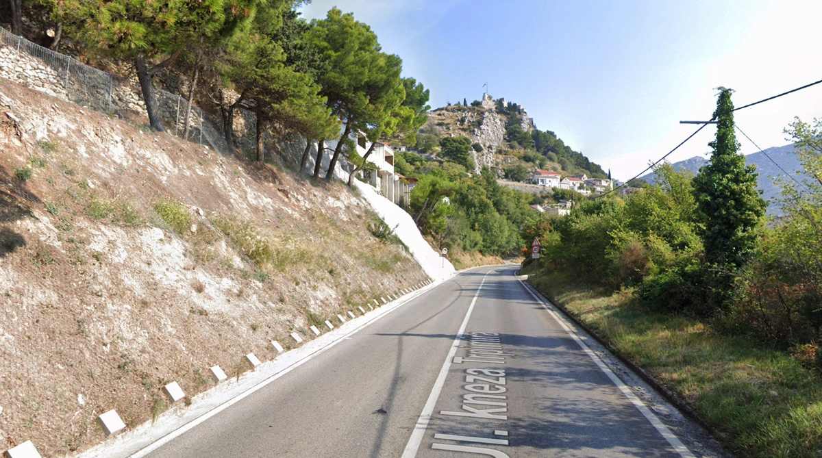 Sudar automobila i motocikla na staroj cesti za Klis