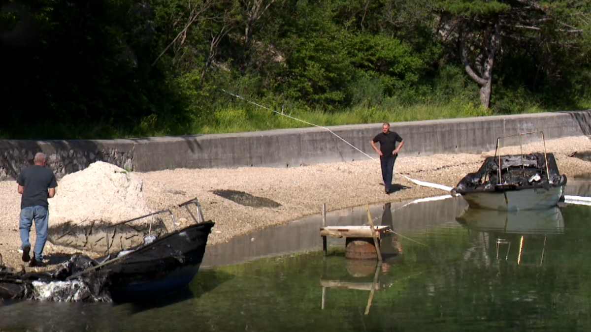 Pet plovila oštećeno, a jedna osoba ozlijeđena u požaru u Bakarcu