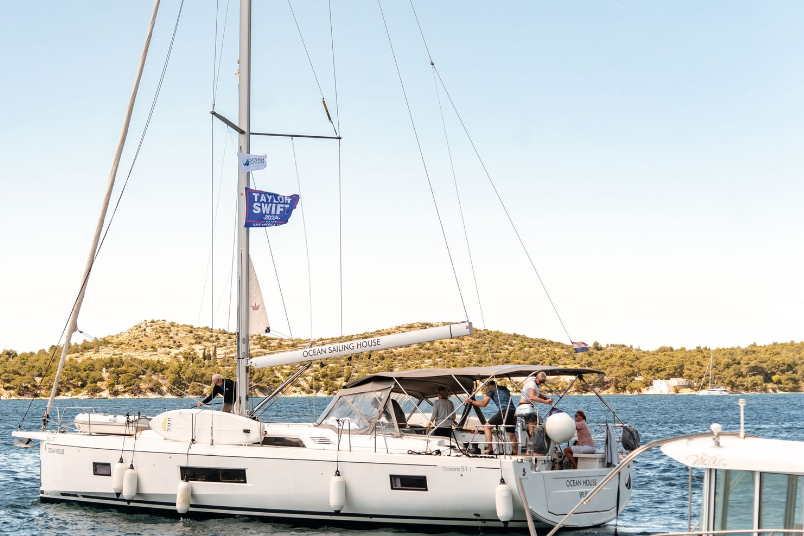 Jedrilica sa zastavom Taylor Swift u Šibeniku - teško da bi prava Taylor pristala na ovu "veličinu"