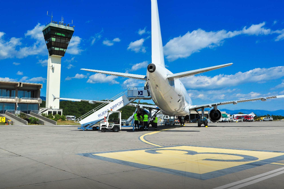 UGROŽENA SEZONA Taksisti i prijevoznici u zračnoj luci Rijeka očajni : "Cijena parkinga skočila je za 1000 posto!"