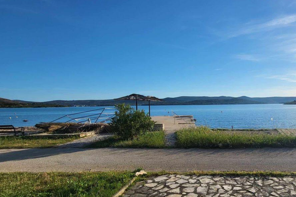 BORBA S VJETROM Jako jugo ove je zime napravilo  kaos sa suncobranima u Turnju - saznali smo kada će se ukloniti i posljednji!