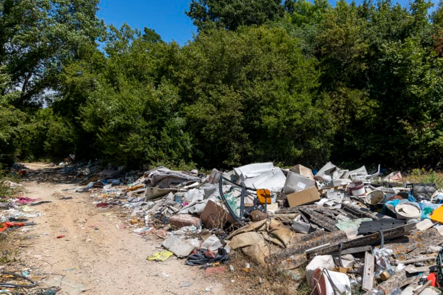 "KUPANJE" U SMEĆU Vodnjan grca u otrovnom otpadu - čišćenje ilegalnih deponija traje i jako je skupo!