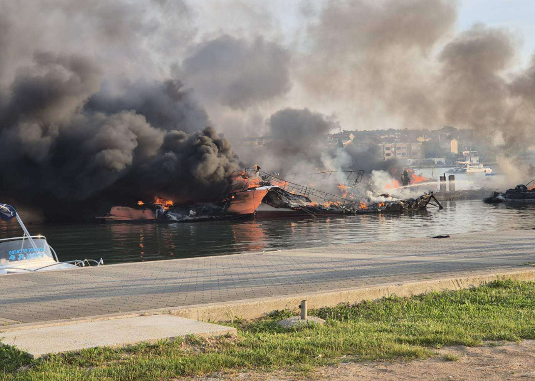 U medulinskoj marini izvlače se dvije brodice - vjeruje se da je na njima buknuo požar!