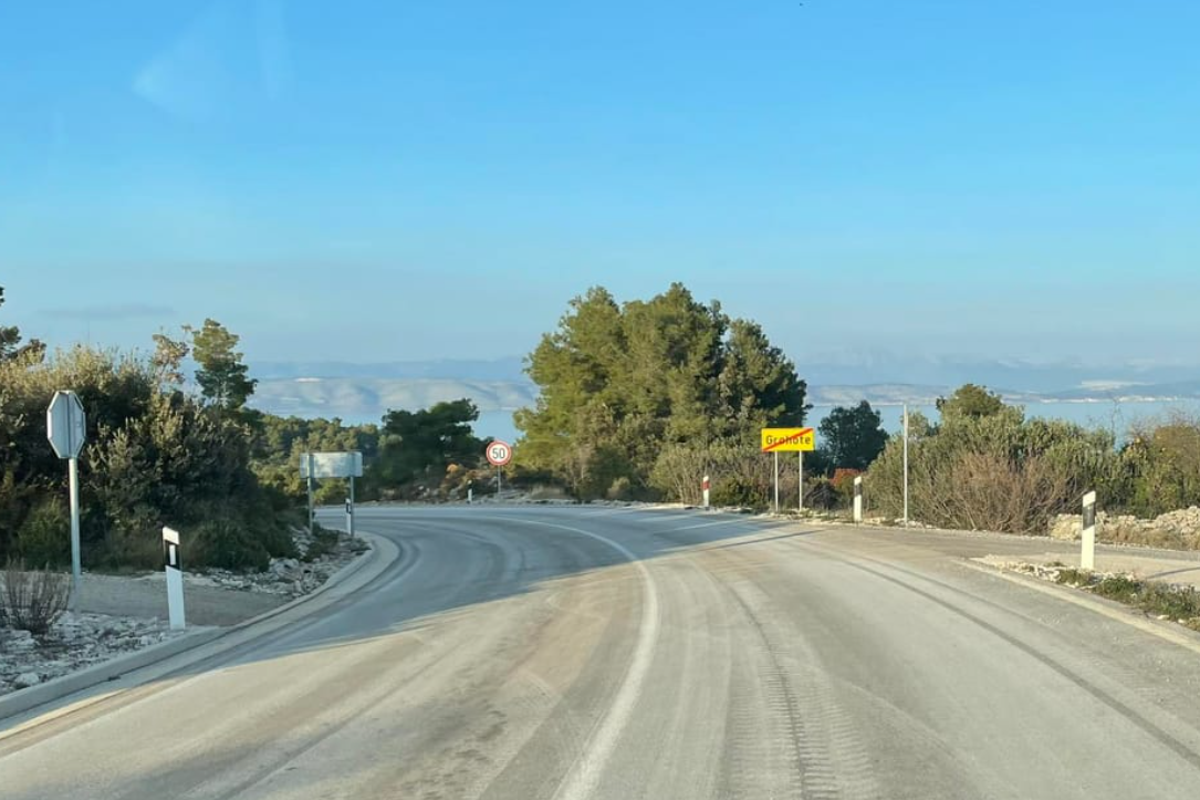 Važna autobusna linija na Šolti mijenja trasu - vozit će preko groblja!