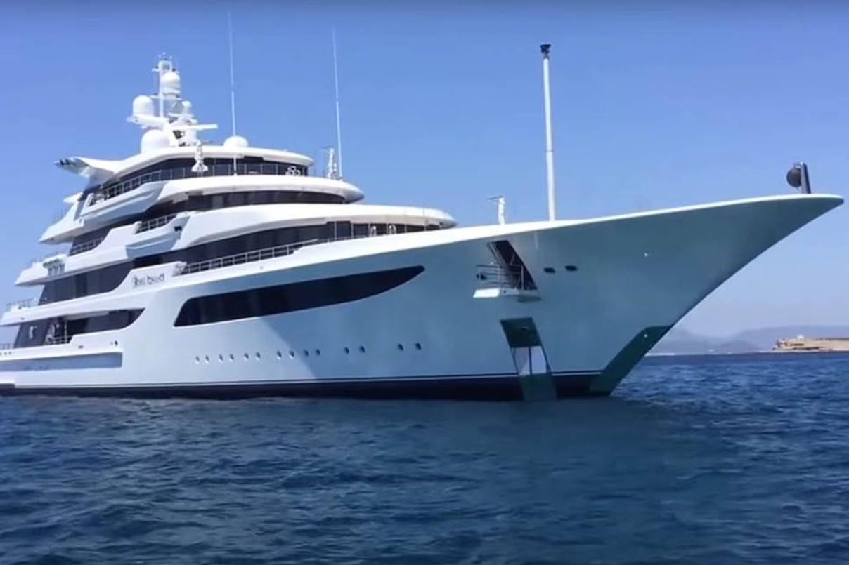 Ruska jahta u Trogiru dobila ukrajinsku zastavu!