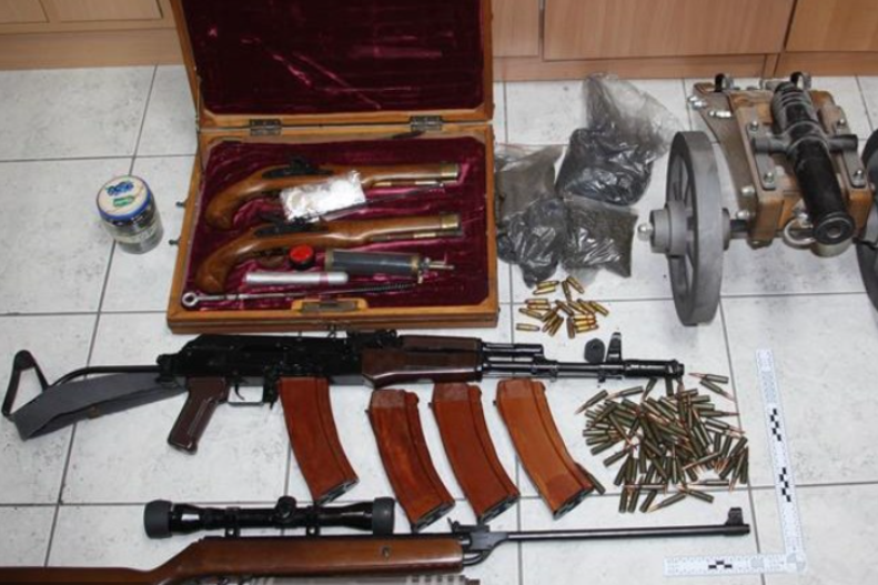 IMAO JE I TOP Pijanom tipu koji je pucao po Omišu pronašli čitav arsenal oružja