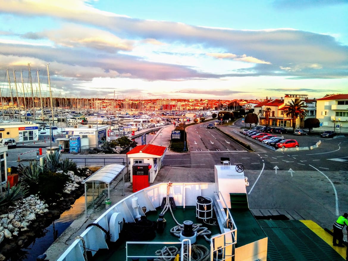 Dva sredovječna muškarca se sukobila na trajektnom pristaništu u Biogradu