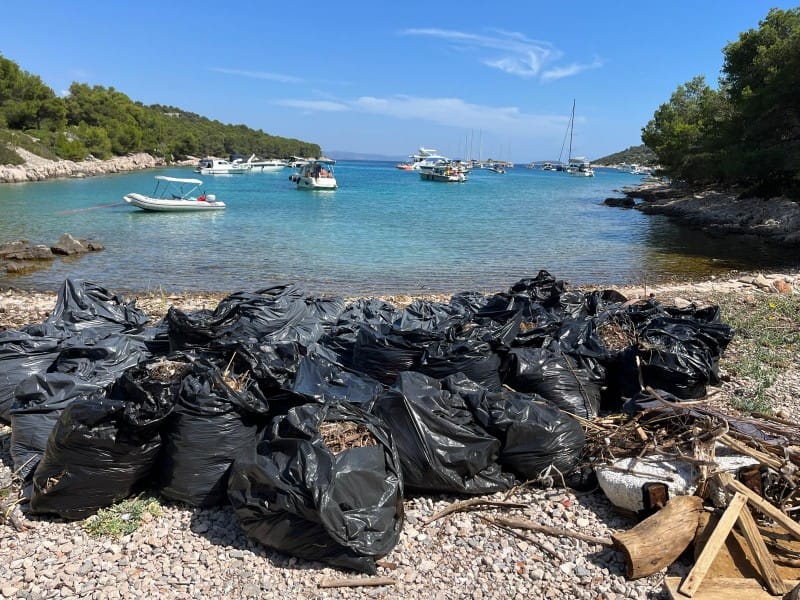 Uvala na Tijatu zablistala, a izvađeno smeće čeka komunalce