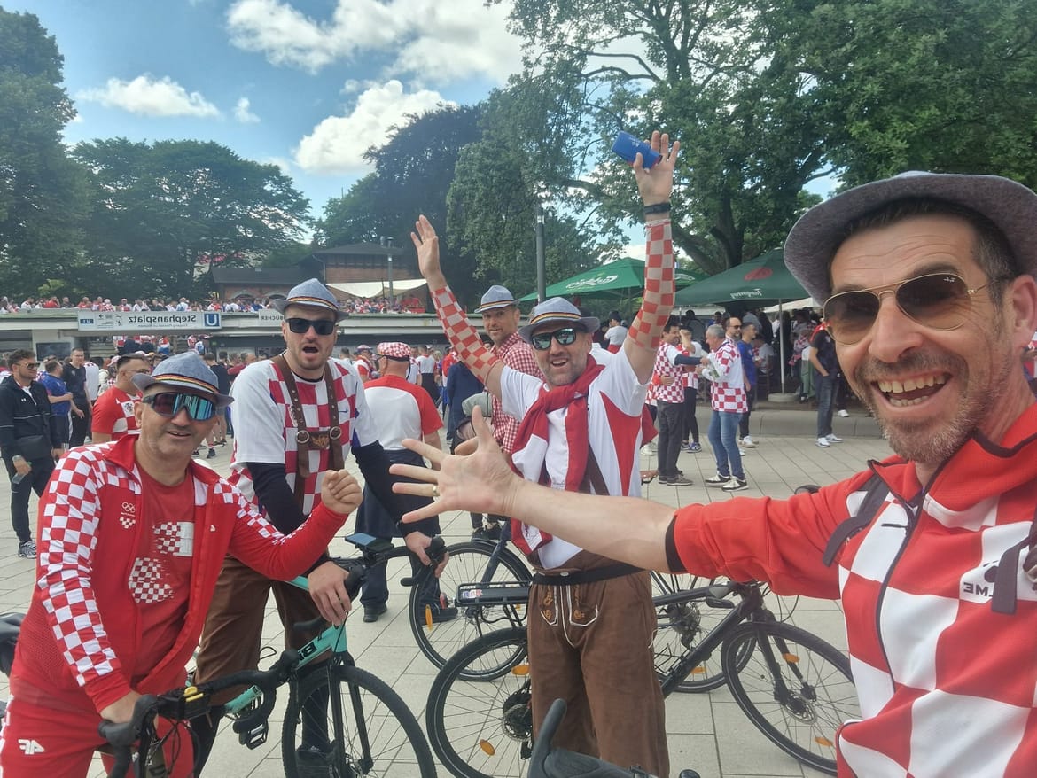 Pet Dalmatinaca biciklima stiglo u Hamburg na utakmicu s Albanijom!