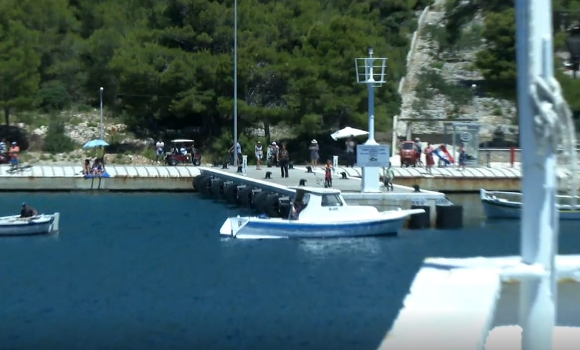 Kaprijani dobili novu rivu, ali ne daju trajektu da pristane dok ne dobiju i cestu na otoku bez automobila