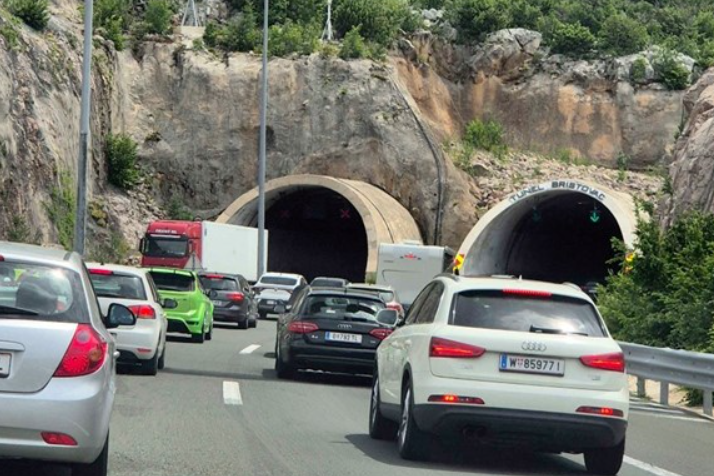Ogromne gužve na A1 - kod Svetog Roka se zapalio auto!