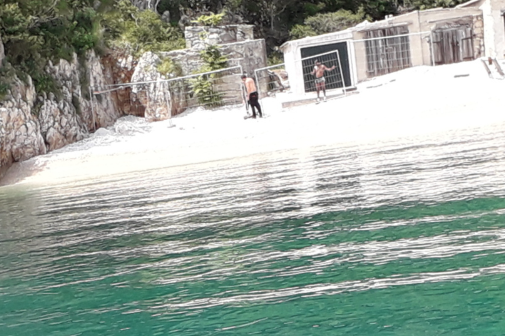 OGRADILI PLAŽU Njemački investitor postavio ogradu na pomorsko dobro: "Sve je to naša parcela!"