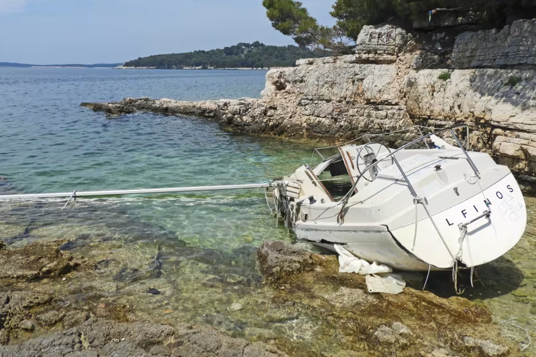 PREŠLA VIŠE OD MILJE Jedrilica sama plovi pulskim zaljevom!