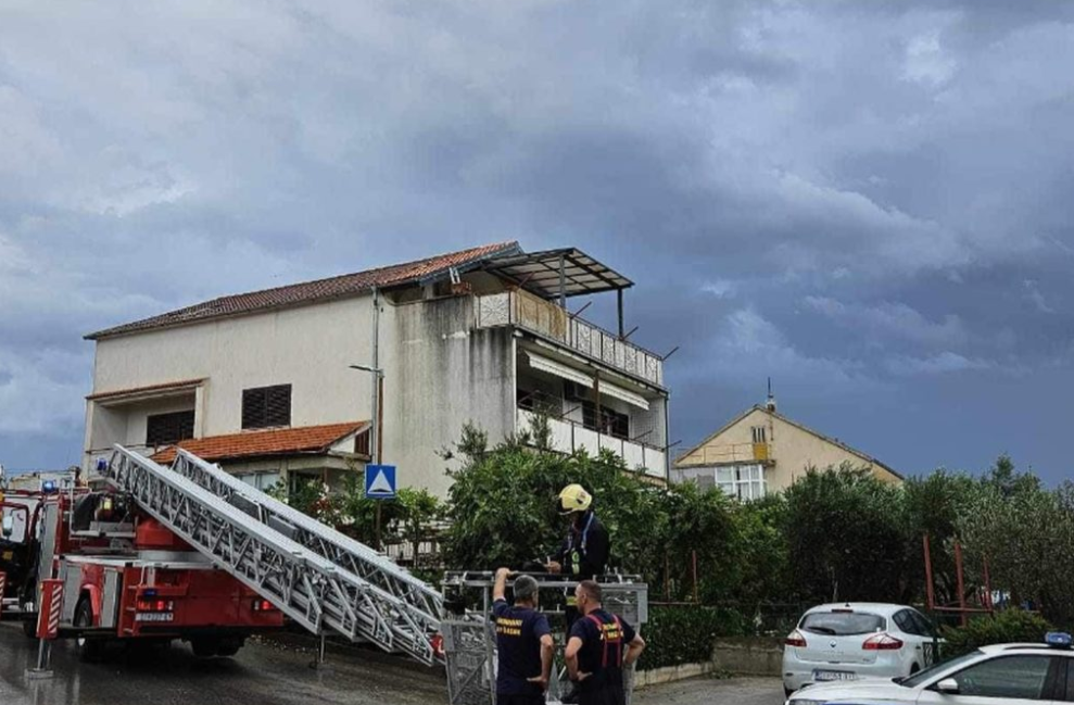 Grom pogodio kuću u Ražinama kod Šibenika!