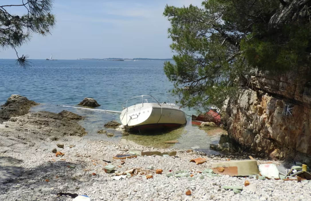 Grad Pula mora ukloniti "lutajuću" jedrilicu!