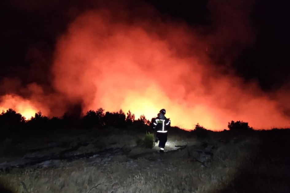 POŽAR NA BRAČU Nepristupačan teren, vatrogasci iz 4 DVD-a na intervenciji!