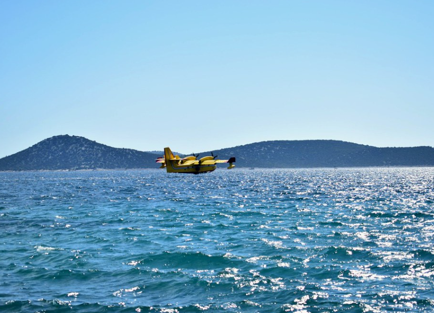 Zračne protupožarne snage tijekom vikenda gasile dva velika požara u Dalmaciji