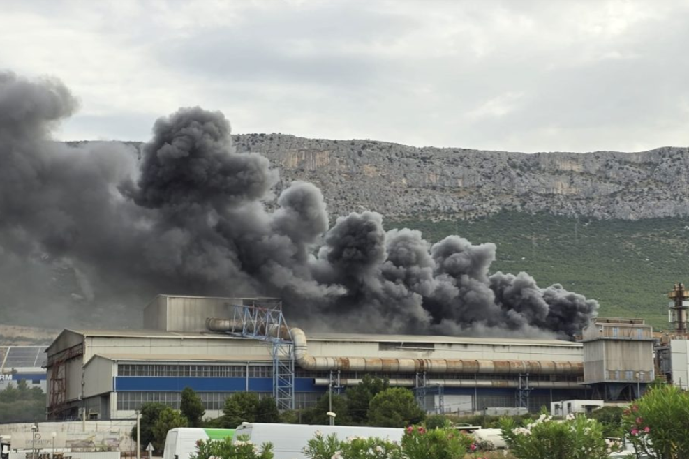 Požar u bivšoj željezari u Kaštel Sućurcu