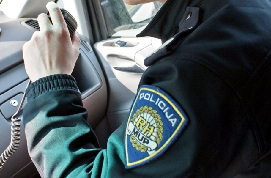 Mladić u Puli autom udario pješaka pa pobjegao