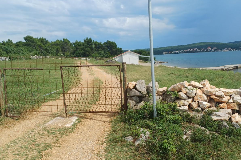 Netko je u Rudinama na Krku zatvorio pristup plaži!