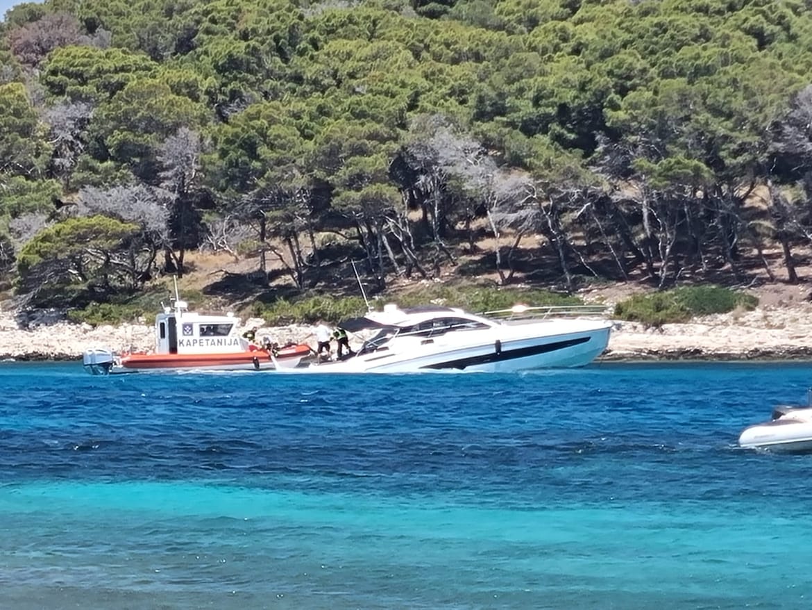 FOTO Na Paklinskim otocima se nasukala jahta!