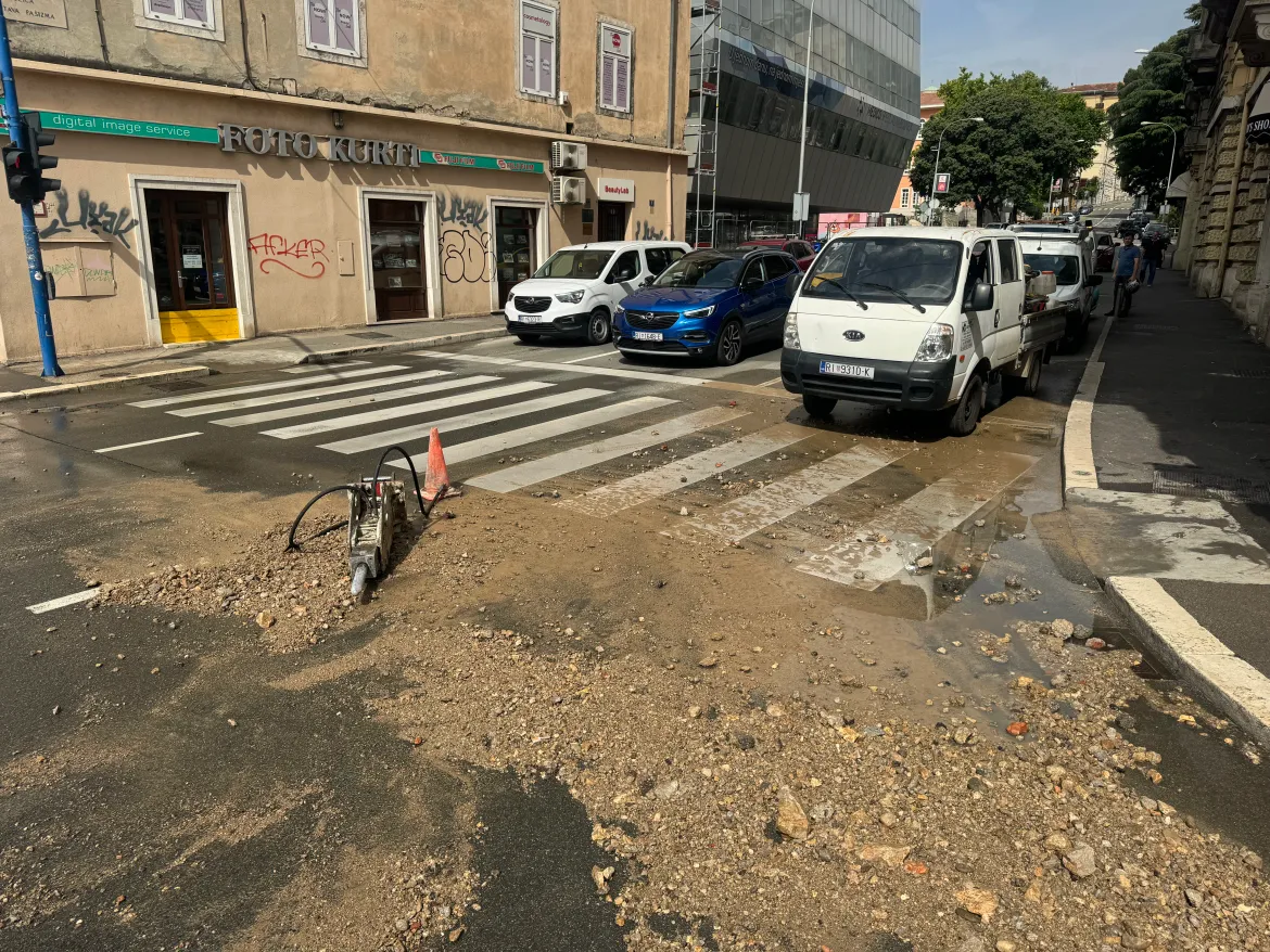 Pukla vodovodna cijev u centru Rijeke - Pripazite na Fiumari!